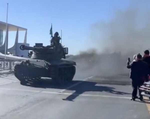 Tanques das Forças Armadas jogam fumaça na Esplanada dos Ministérios, em Brasíla