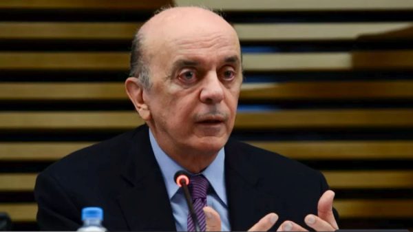 O senador afastado José Serra discursa no plenário
