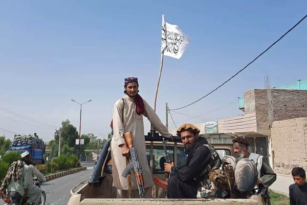 Homens do Taleban, armados em cima de caminhonete no Afeganistão