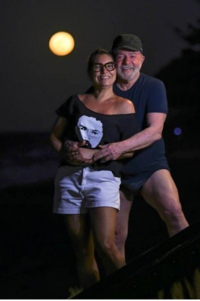 Lula mostra as coxas nas redes