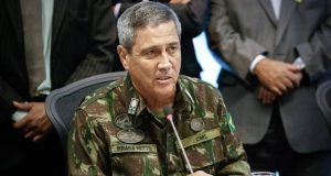 Veja o general Braga Netto de farda