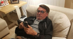 Jair Bolsonaro mexendo no celular