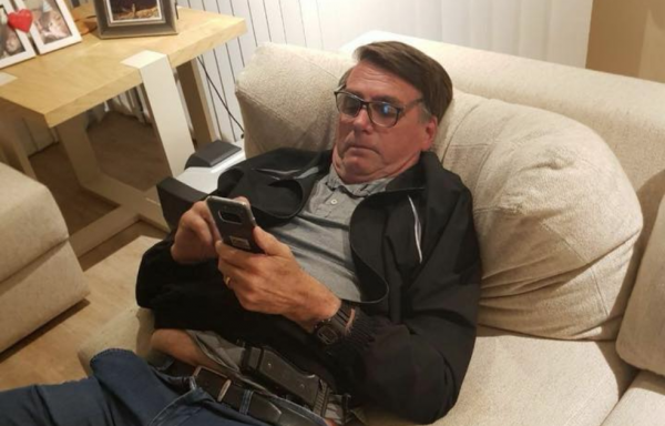 Jair Bolsonaro mexendo no celular