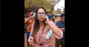 Bolsonarista invade acampamento indígena e finge estar sendo atacada