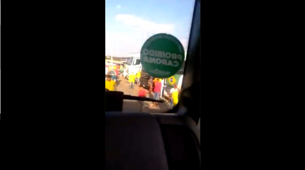 Bolsonaristas ameaçam caminhoneiro e forçam-no a parar