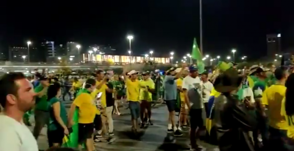 Bolsonaristas na Praça dos Três Poderes contra a democracia