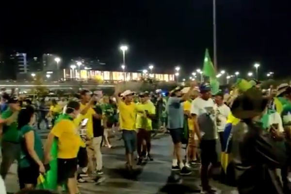 Bolsonaristas na Praça dos Três Poderes contra a democracia