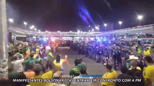 Bolsonaristas confrontam PMs em Brasília