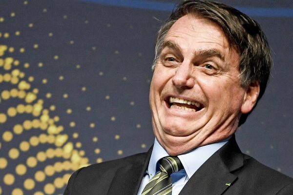 Bolsonaro rindo