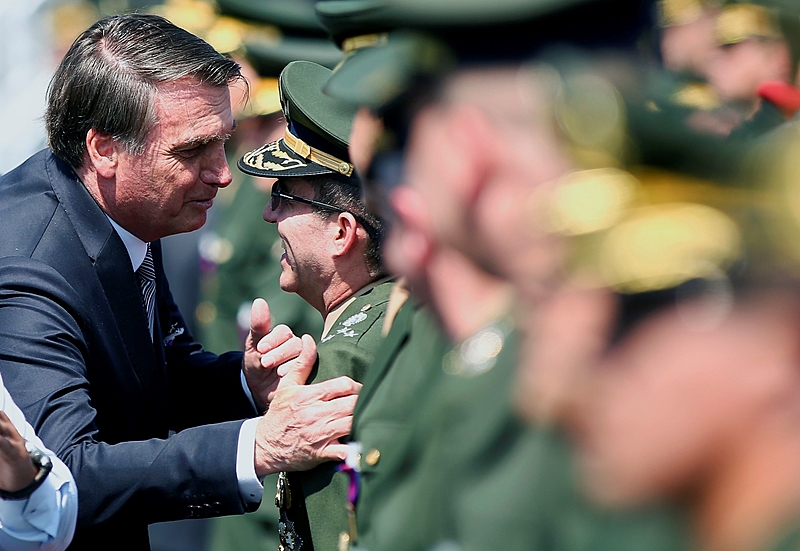 Jair Bolsonaro e militares