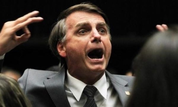 Bolsonaro com as mãos erguidas e gritando