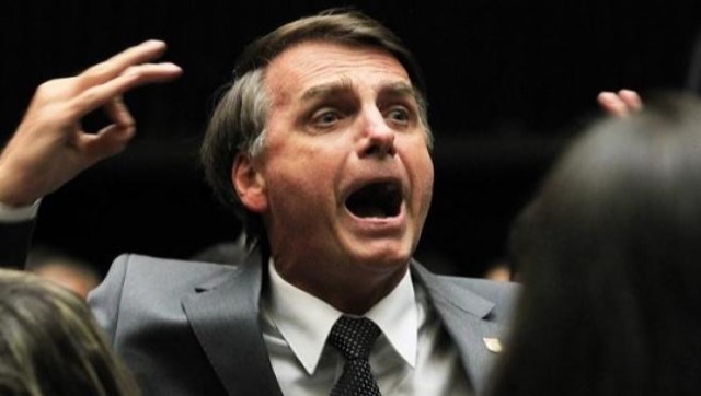 Bolsonaro com as mãos erguidas e gritando