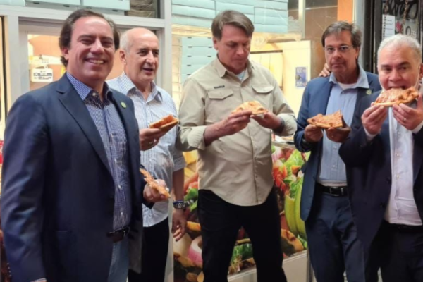 Bolsonaristas dizem que presidente come vacina nas ruas por "simplicidade"