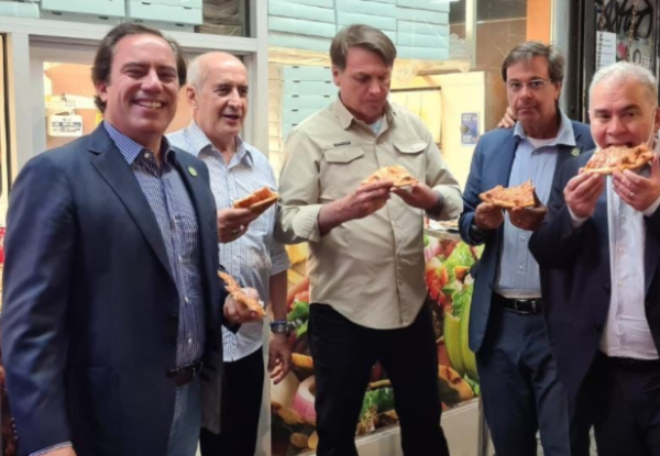 Bolsonaro e sua comitiva comendo pizza em Nova York