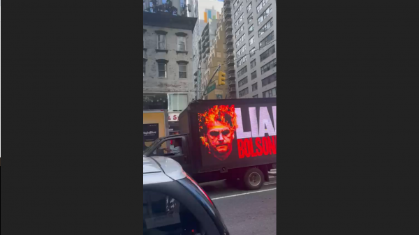 Protestos contra Bolsonaro ocorreram enquanto ele discursa