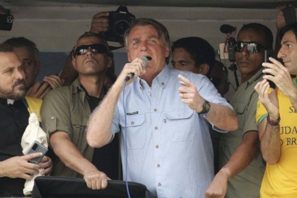 Jair Bolsonaro em trio elétrico na Avenida Paulista