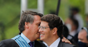 Bolsonaro cochica no ouvido de Ricardo Salles, que sorri
