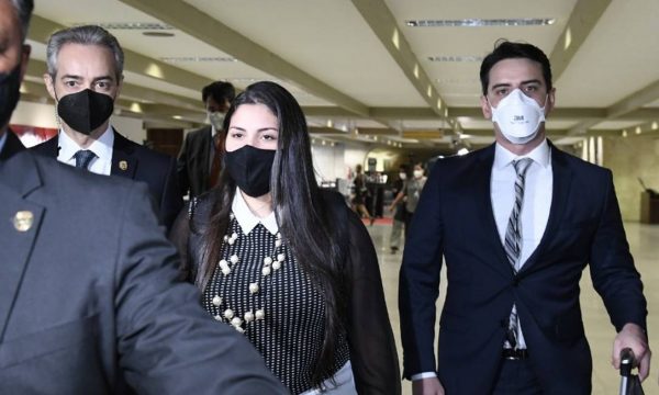 Bruna Morato chega ao Senado para depor na CPI