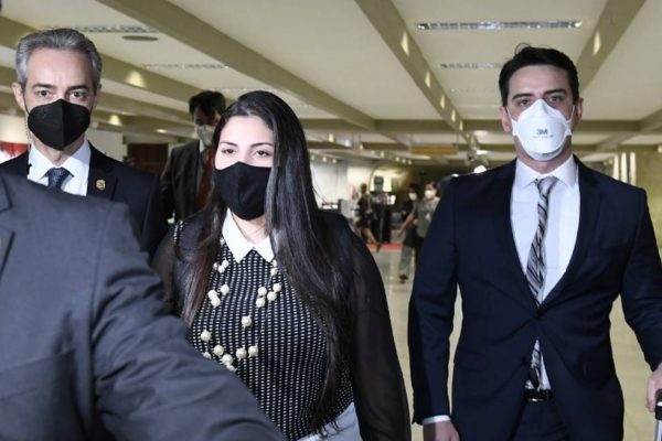 Bruna Morato chega ao Senado para depor na CPI