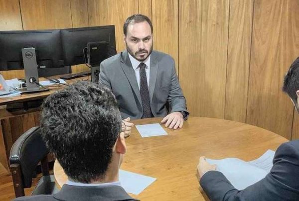 Carlos Bolsonaro não anda bem