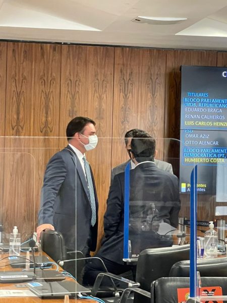 Flávio Bolsonaro e Marcos Rogério antes do depoimento de Luciano Hang