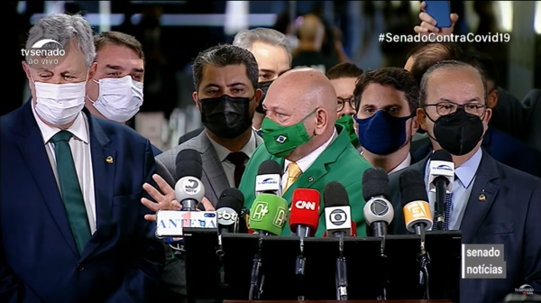 Luciano Hang ao lado da tropa de choque