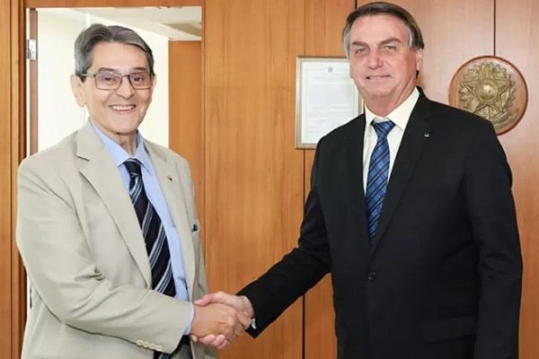 Roberto Jefferson aperta a mão de Jair Bolsonaro