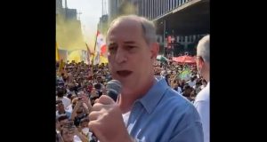 Ciro Gomes com microfone nas mãos