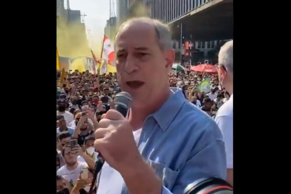 Ciro Gomes com microfone nas mãos