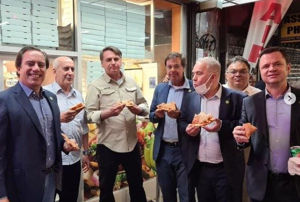 Bolsonaro come pizza nas ruas de Nova York