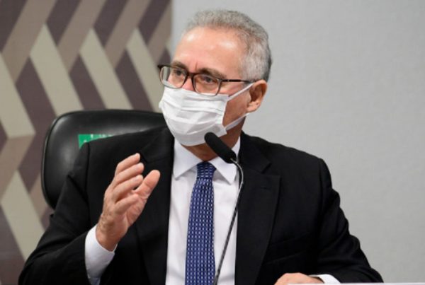 Renan Calheiros diz que Bolsonaro é citado em 11 crimes