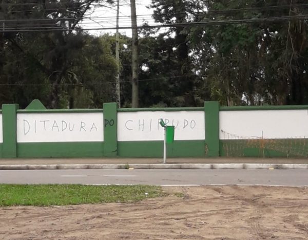 Quartel amanheceu pichado com o termo "ditadura do chifrudo"