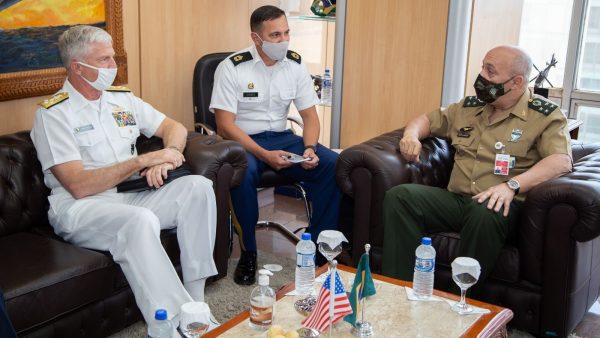 O almirante americano Craig Faller e Laerte Souza Santos, comandante das Forças Armadas