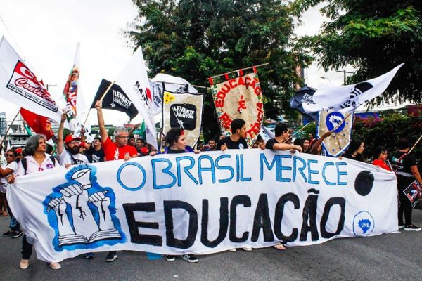 Manifestantes em favor da educação