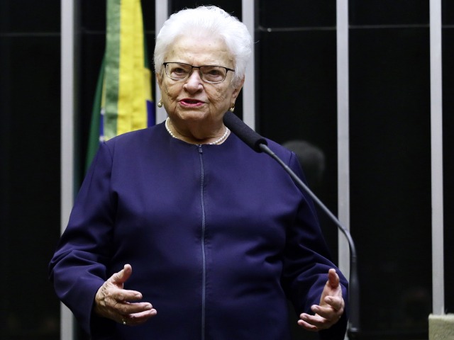 A deputada Luiza Erundina discursando na tribuna da Câmara dos Deputados.