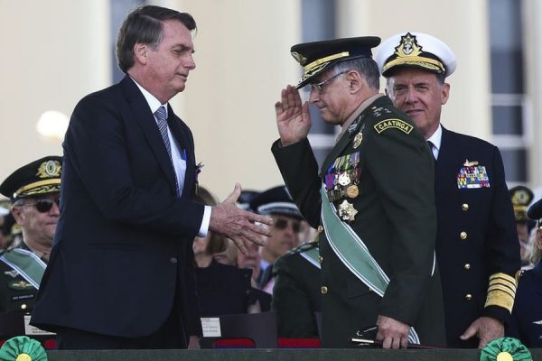 Veja Jair Bolsonaro e as empresas com militares