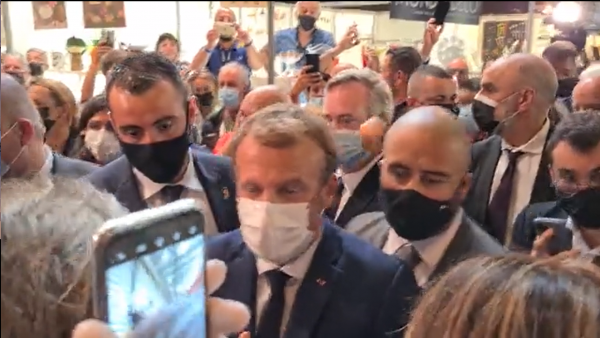 Emmanuel Macron leva ovada em evento em Lyon