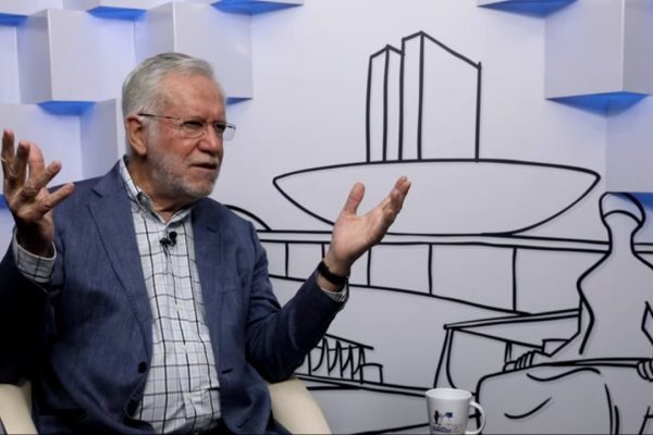 Alexandre Garcia de mãos levantadas