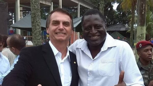 Jair Bolsonaro ao lado de Hélio Negão