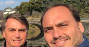 Jair Bolsonaro e Carlos Bolsonaro tirando foto juntos