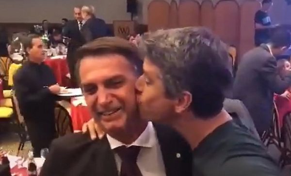 Em evento, o ator Márcio Garcia beijou o rosto de Jair Bolsonaro