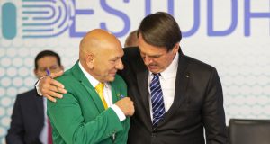 Luciano Hang abraçado a Jair Bolsonaro