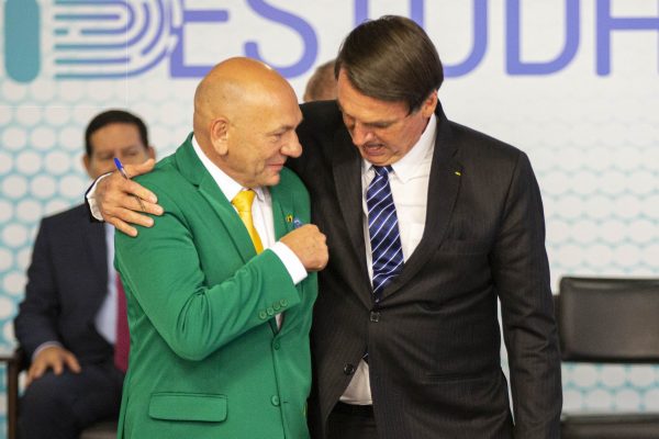 Luciano Hang abraçado a Jair Bolsonaro