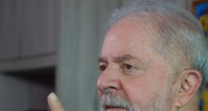Lula em discurso no PT