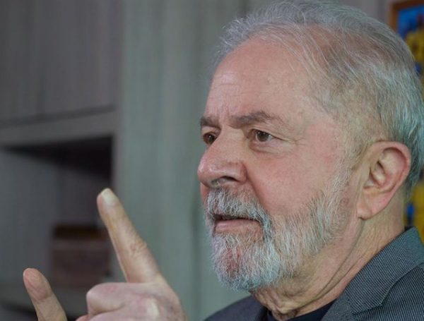 Lula em discurso no PT