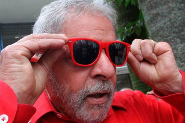 Lula de óculos