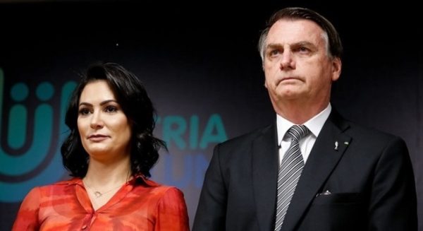 Michelle Bolsonaro ao lado de Bolsonaro