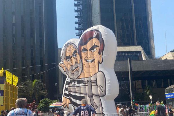 Na Paulista, ato do MBL tem pixuleco de Lula e Bolsonaro abraçados