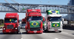 Caminhoneiros protestam a favor de Jair Bolsonaro em rodovia