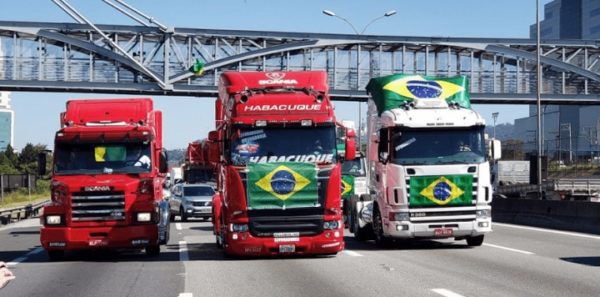 Caminhoneiros protestam a favor de Jair Bolsonaro em rodovia